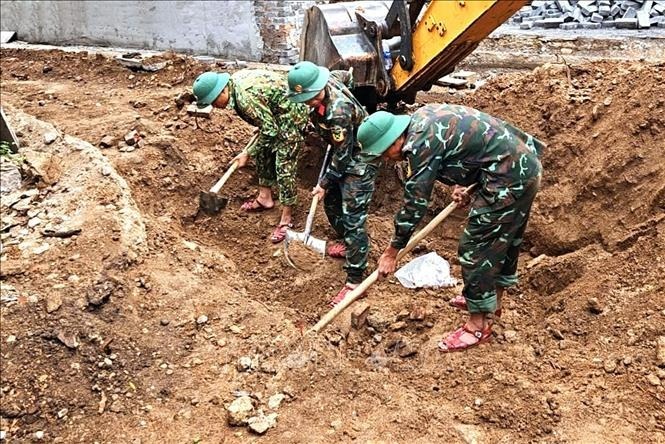 Đội 584, Bộ Chỉ huy Quân sự tỉnh Quảng Trị, tổ chức tìm kiếm và quy tập hài cốt liệt sĩ trong di tích Trường Bồ Đề. (Ảnh: TTXVN)