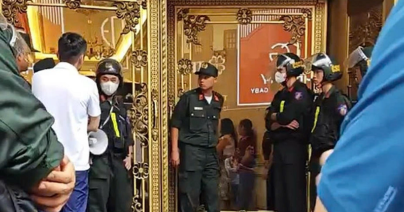 Hình ảnh Công an khám xét tại ngôi nhà 173 đường Lê Hoàn của trùm giang hồ Tuấn "thần đèn", thực hiện việc khám xét trưa ngày 26/5. (Ảnh: Thành Nam)