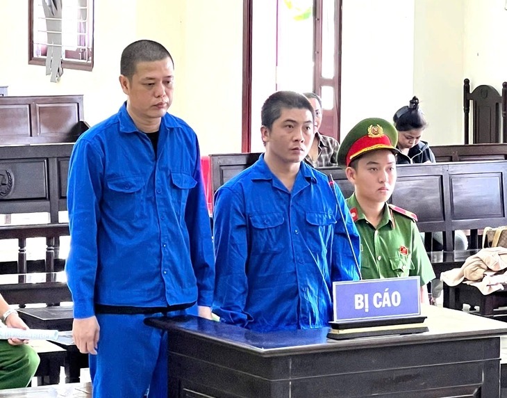 Bị cáo Học (trái) và Cường nghe tuyên án. (Ảnh: Tuổi trẻ)