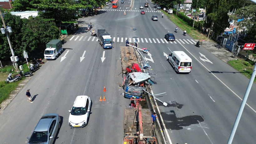 Hiện trường vụ xe đầu kéo lao vào dải phân cách trên quốc lộ 51 - 1
