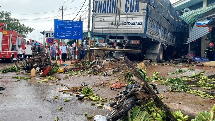 Hiện trường vụ tai nạn thương tâm, khiến 3 người thiệt mạng. Ảnh: Người lao động