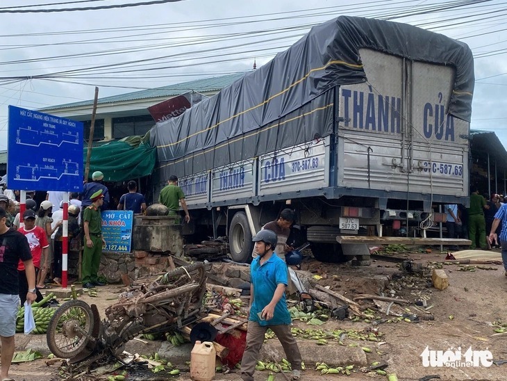 Xe tải lao thẳng vào chợ. Ảnh: Tuổi Trẻ