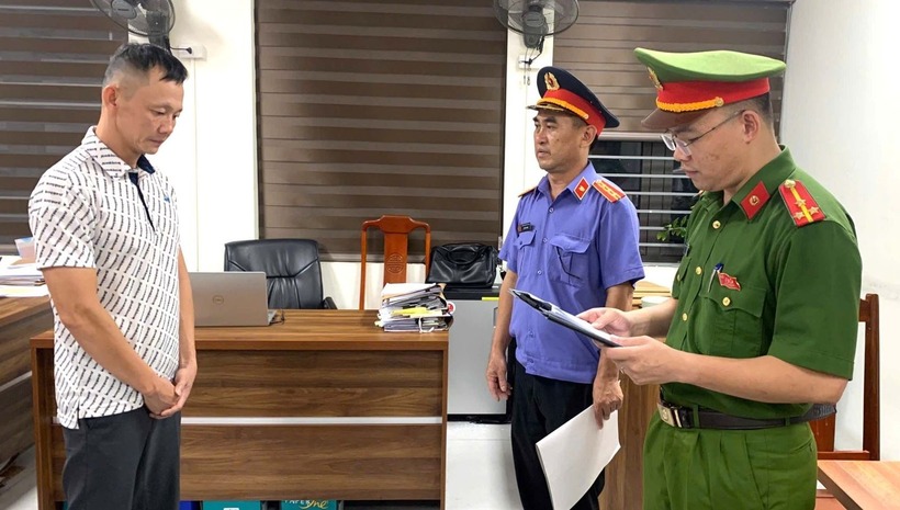 Cơ quan Cảnh sát điều tra Công an tỉnh Thanh Hóa tống đạt Quyết định khởi tố bị can đối với Phạm Văn Đức. Ảnh: Công an Thanh Hóa.