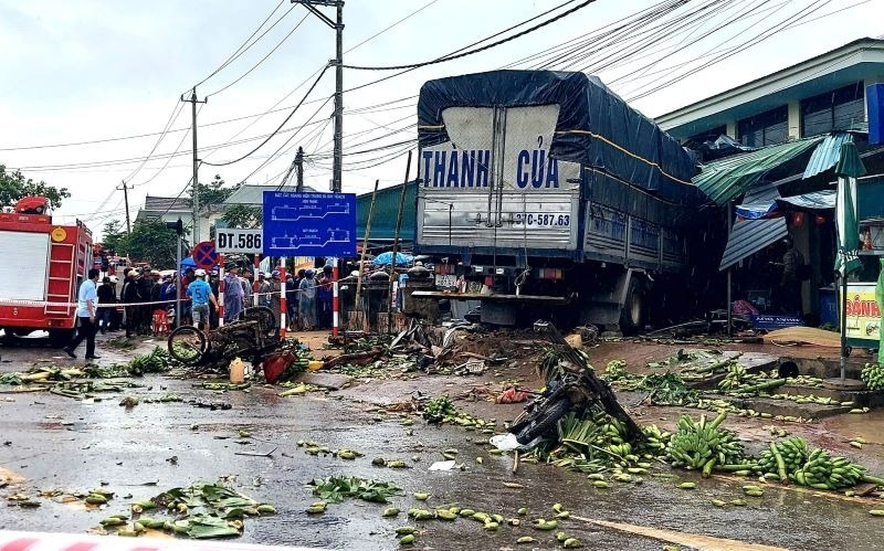 Hiện trường vụ tai nạn thảm khốc. Ảnh: Lao động