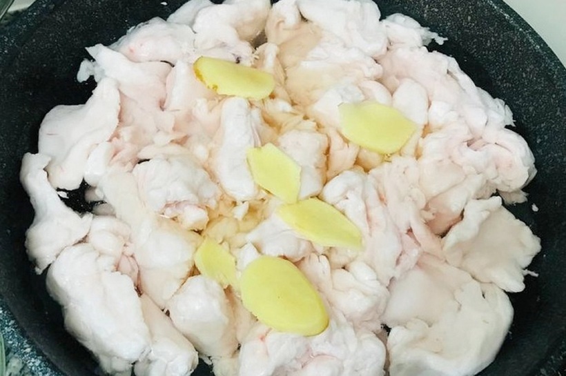 Cho mỡ và gừng vào. Khi mỡ bắt đầu chảy, phát ra tiếng xèo xèo, hãy thêm nước.