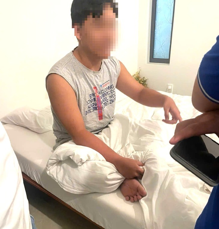 Các đối tượng yêu cầu thiếu niên 17 tuổi phải rời khỏi nhà, thuê phòng nghỉ để “làm việc” và buộc em nhắn tin về cho gia đình, yêu cầu chuyển 200 triệu đồng để được “bảo lãnh”. Ảnh: Tuổi Trẻ