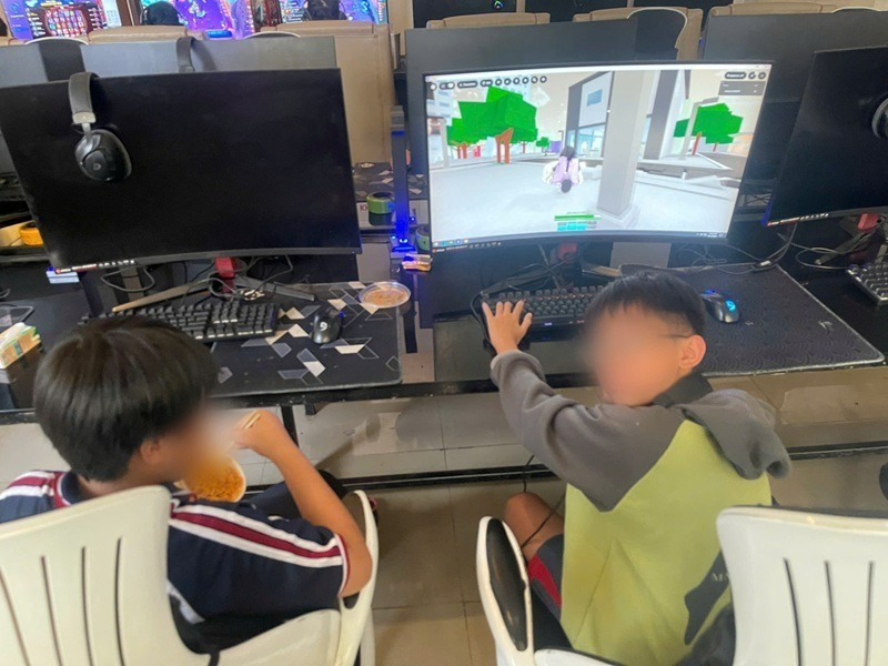 Lực lượng chức năng phát hiện cháu B. đang ở một điểm kinh doanh trò chơi điện tử trên địa bàn trong tình trạng sức khỏe ổn định. Ảnh: Công an tỉnh Lâm Đồng.