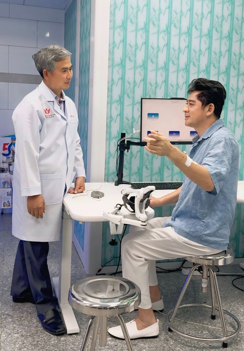 Huỳnh Anh Tuấn đang điều trị phục hồi sau đột quỵ  Ảnh: TTO