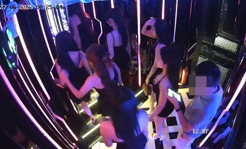 Dàn nữ nhân viên tại nhà hàng KTV Richy 7. Ảnh: VnExpress