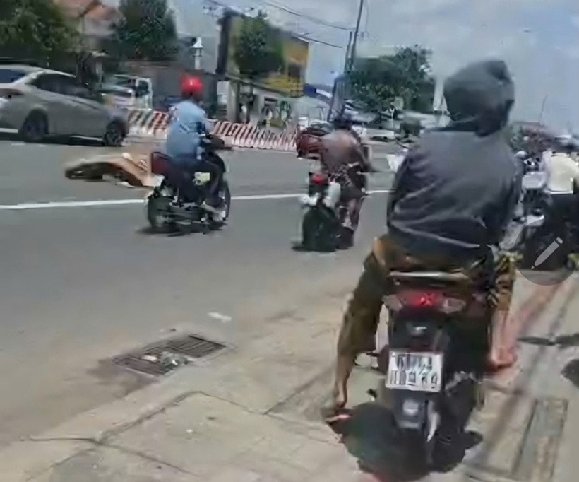 Hiện trường vụ tai nạn khiến nam sinh lớp 11 tử vong thương tâm. Ảnh: Người lao động