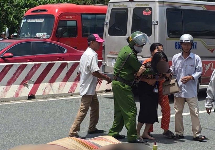 Sau khi nhận tin con trai bị tai nạn, người mẹ chạy đến hiện trường khóc thảm thiết khiến ai chứng kiến cũng xót xa. Ảnh: Tiền phong