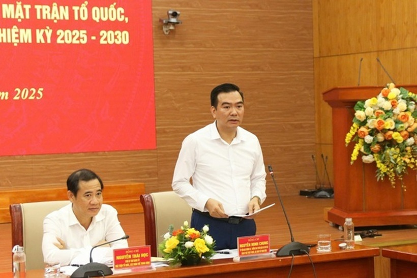 Ông Nguyễn Minh Chung trao đổi thông tin về Đại hội.