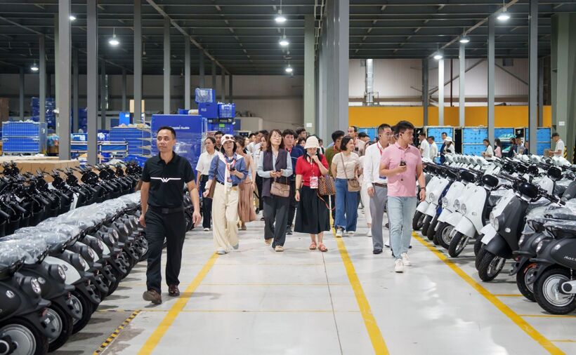 Đại diện nhà phân phối thăm nhà máy sản xuất xe máy điện VinFast tại Hải Phòng hôm 15/09.