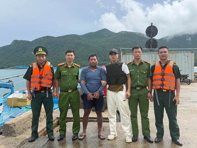 Lực lượng chức năng bàn giao đối tượng Trần Văn Phúc cho Công an tỉnh Gia Lai.