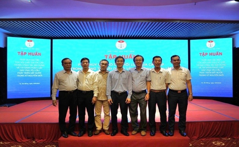 Các đại biểu chụp ảnh lưu niệm.