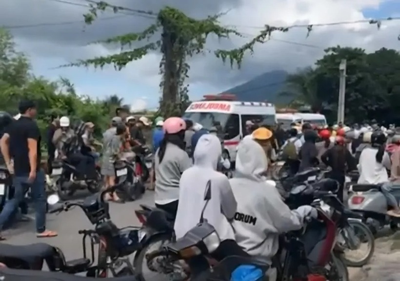 Người dân hiếu kỳ theo dõi vụ việc. (Ảnh: Pháp luật TP.HCM)