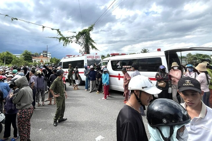 Nhiều xe cứu thương được huy động đến hiện trường. (Ảnh: Tuổi trẻ)