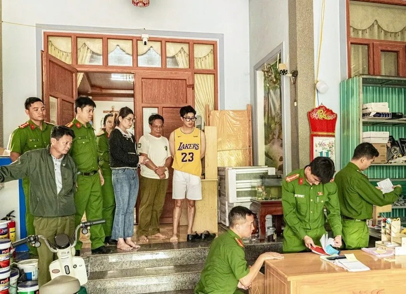 Cơ quan điều tra khám xét nhà riêng và cũng là nơi bán vật liệu xây dựng của bị can. Ảnh: Pháp luật TP.HCM