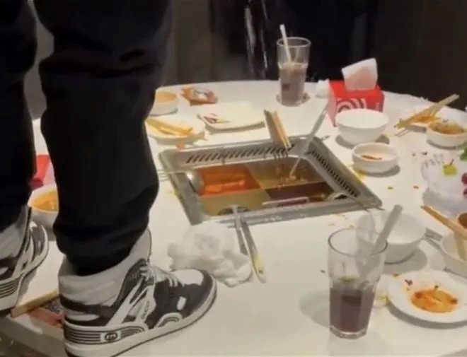 Hai nam sinh quay video phản cảm ở nhà hàng. Ảnh: Hk01