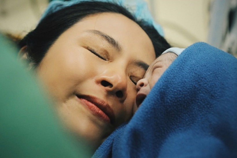 Ngọc Hân và con trai sau khi vượt cạn tại Bệnh viện Phụ sản Trung ương hôm 28/8.