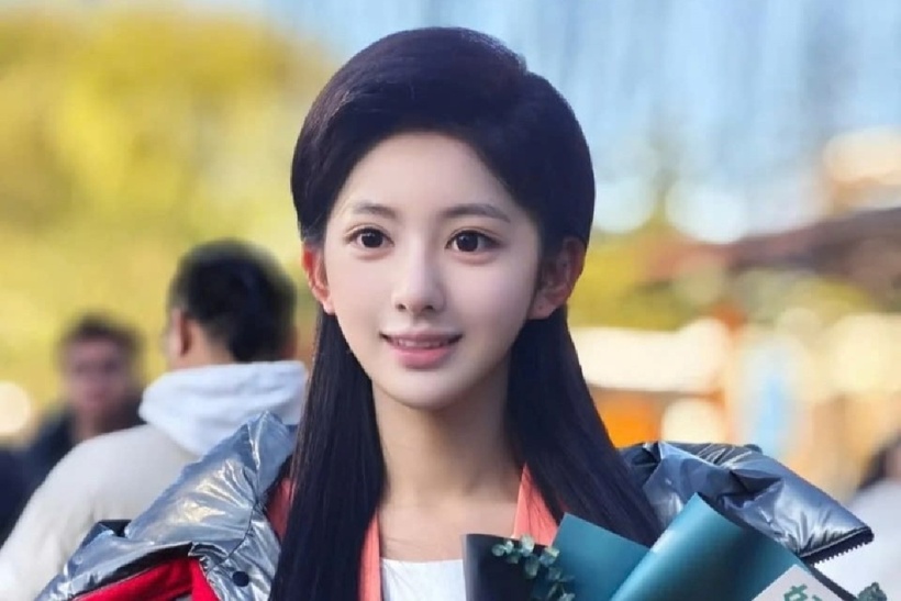 Hu Xinyi gặp rắc rối vì khuôn mặt đẹp "siêu thực". Ảnh: Weibo.