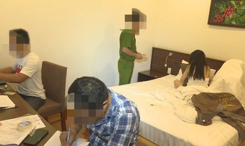 Công an bắt quả tang "chân dài" phục vụ khách. Ảnh: Công an TP.HCM