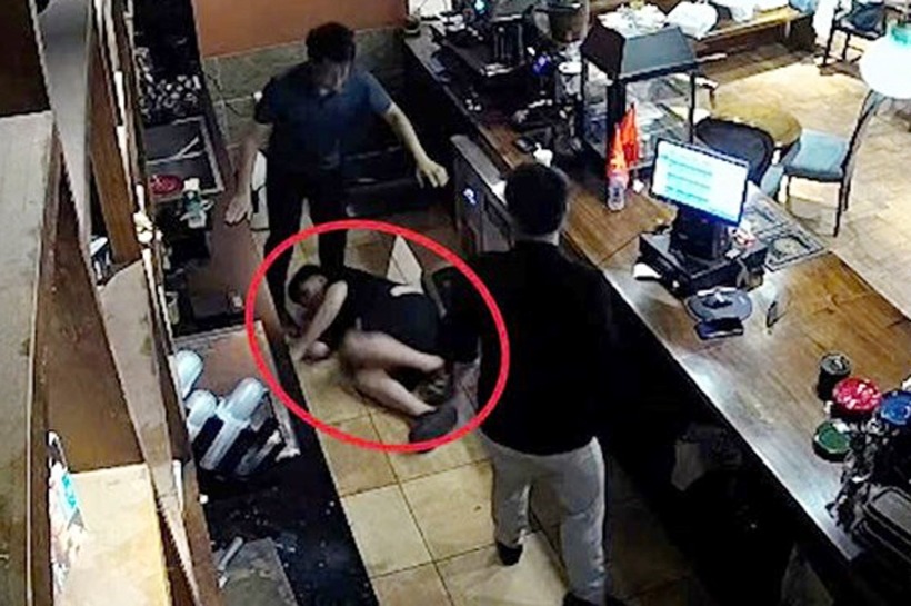 Anh Đ. bị người đàn ông đánh ngã xuống sàn. (Ảnh: VietnamNet)