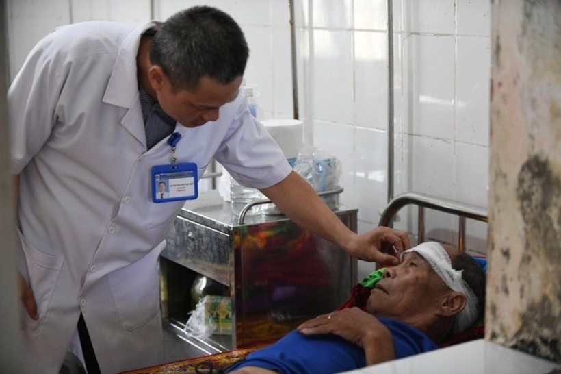 Ông Hồ Văn Lát đang được y bác sĩ Bệnh viện Đa khoa khu vực Hướng Hoá chăm sóc, điều trị.