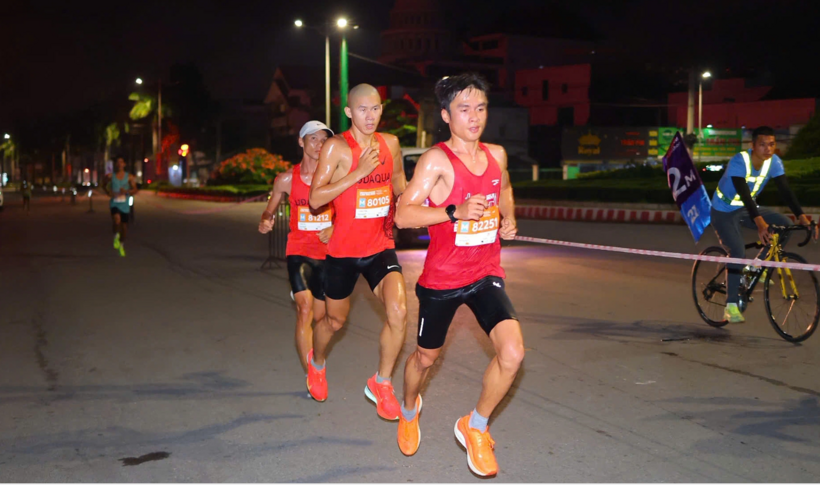 (Từ phải sang) Trương Trí Tâm, Triệu Tiến Luyện và Lý Nhân Tín cạnh tranh ở nhóm đầu 21km. Ảnh: VnExpress Marathon