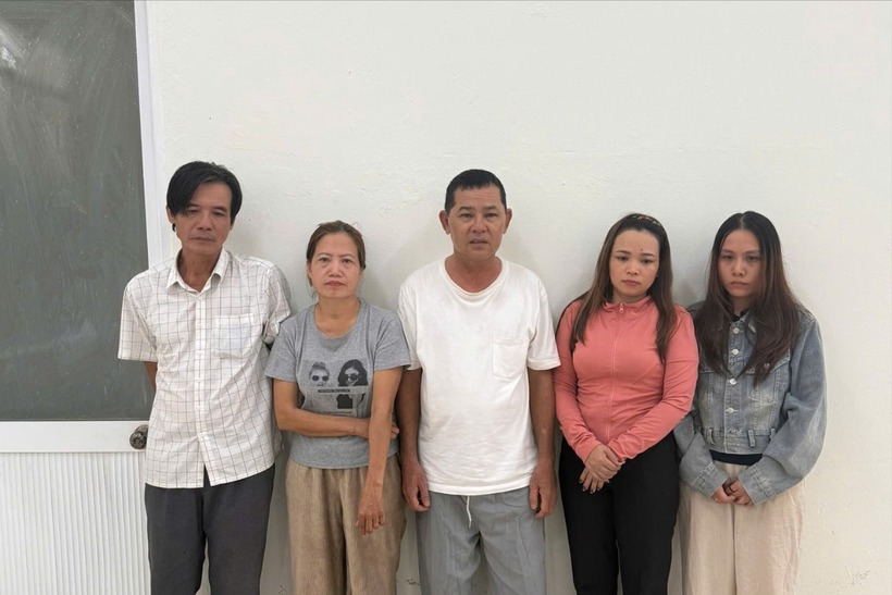 5 người trong đường dây lô đề. Ảnh: PLO.
