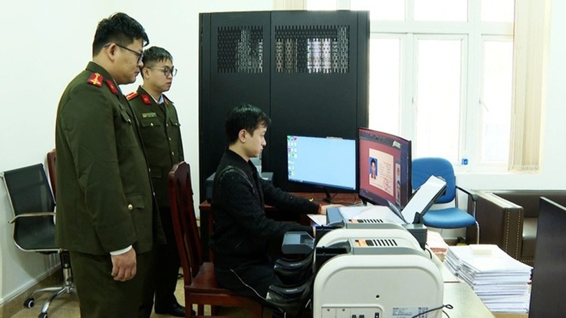 Tại cơ quan công an, Phạm Duy Phú thực hiện lại các hành vi làm giấy tờ giả. Ảnh: Người lao động