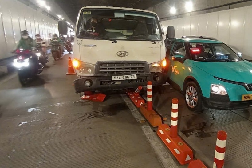 Thông tin ban đầu, vào khoảng 10h ngày 19/9, trong dòng xe chạy qua hầm vượt sông Sài Gòn, hướng đường Mai Chí Thọ đi Võ Văn Kiệt, một xe tải bất ngờ xảy ra va chạm với ô tô di chuyển cùng chiều ở khu vực giữa hầm, gia tốc khiến phương tiện lao về phía trước gây ra vụ tai nạn liên hoàn với 2 ô tô khác.