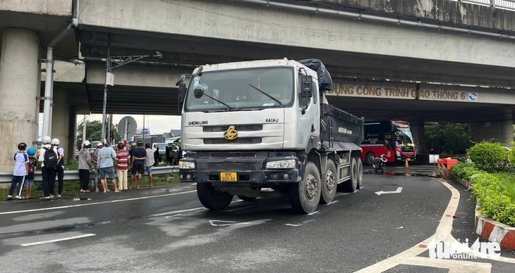 Xe máy va chạm với xe ben. Ảnh: Báo Tuổi trẻ.