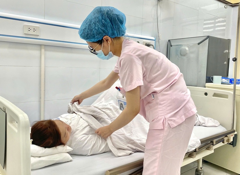 Người phụ nữ may mắn giữ được thiên chức làm mẹ. Ảnh: BVCC