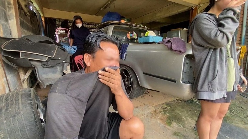 Gia đình gục ngã khi nhận hung tin. Ảnh:  KhaoSod