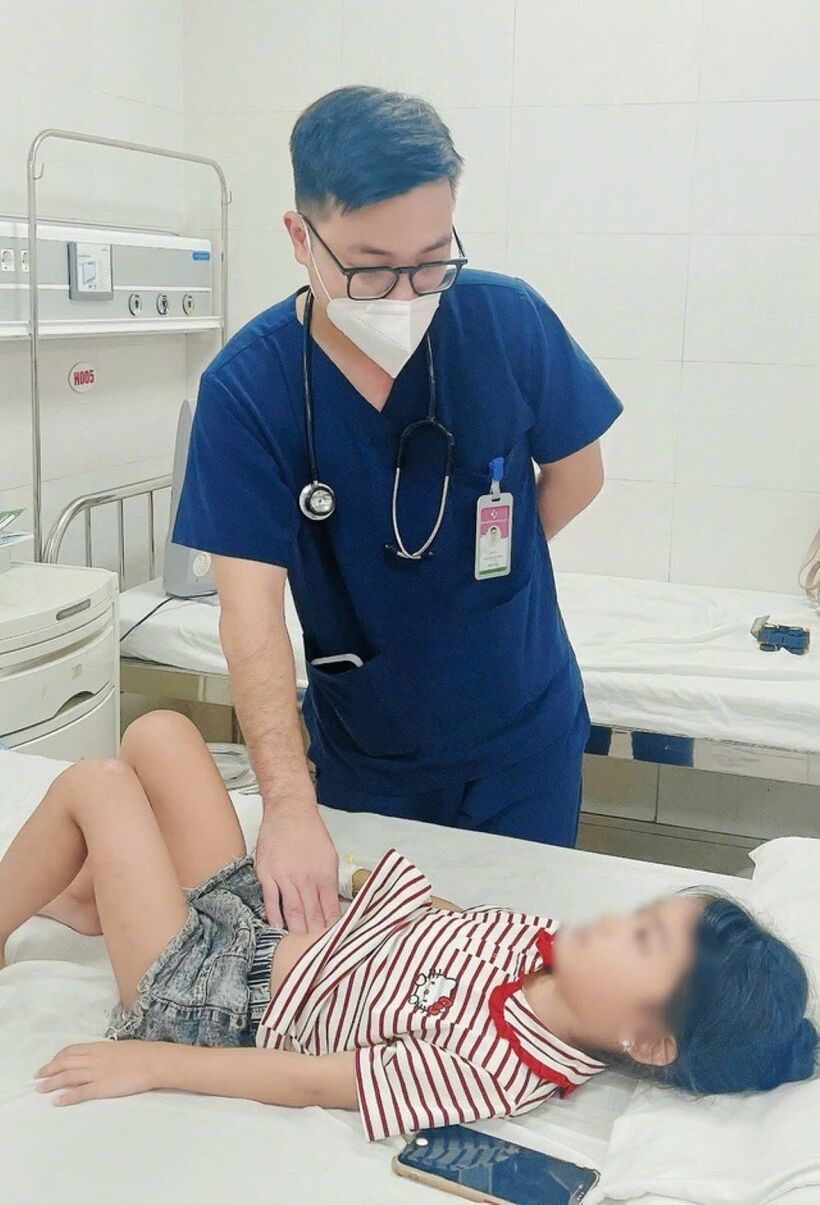 Hiện tại, sức khỏe của bé ổn định, đã ăn uống được thức ăn mềm và dự kiến sẽ xuất viện trong vài ngày tới. Ảnh: Báo Sức khỏe và Đời sống.