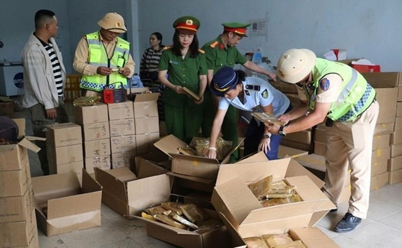 Lực lượng chức năng kiểm tra cơ sở kinh doanh bánh trung thu ở phường Trường Vinh, tỉnh Nghệ An. (Ảnh: Lao động)