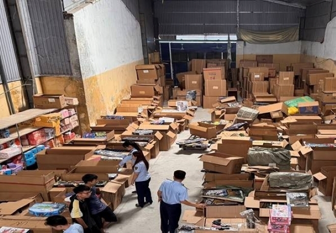 Lực lượng chức năng kiểm tra cơ sở kinh doanh. Ảnh: Lao động