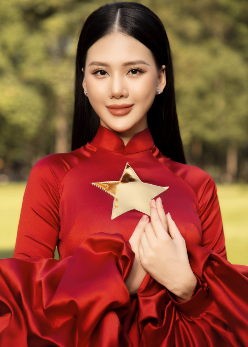 Nhan sắc đầy cuốn hút của Hoa hậu Bùi Quỳnh Hoa.