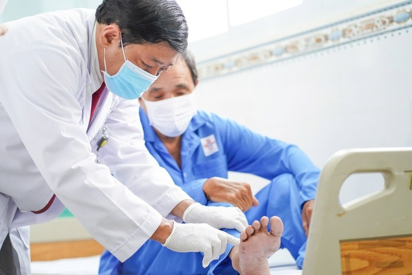 Bệnh nhân được các bác sĩ thăm khám. Ảnh: ZNews