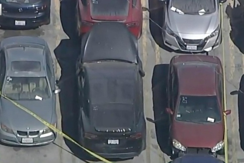 Chiếc Tesla màu đen chứa thi thể thiếu nữ trong cốp. Ảnh: KABC
