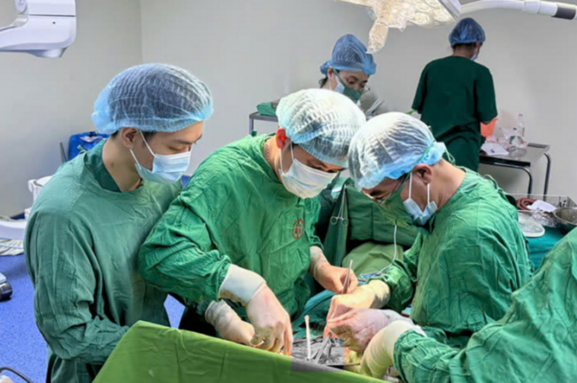 Ê kíp thực hiện ca phẫu thuật cho bệnh nhân. Ảnh: VietNamNet
