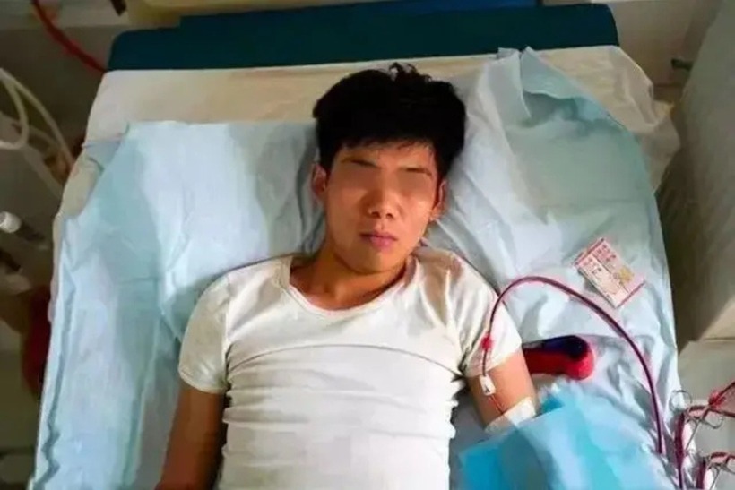 Xiao Wang giờ đây phải sống một cuộc đời tàn phế, hoàn toàn phụ thuộc vào máy móc để duy trì sự sống.
