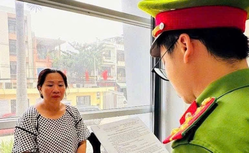 Công an đọc lệnh khởi tố đối với bị can Hoài. (Ảnh: VietnamNet)