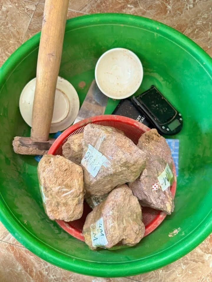 Một số mẫu đá các đối tượng đem ra lừa đảo. Ảnh: Tiền Phong