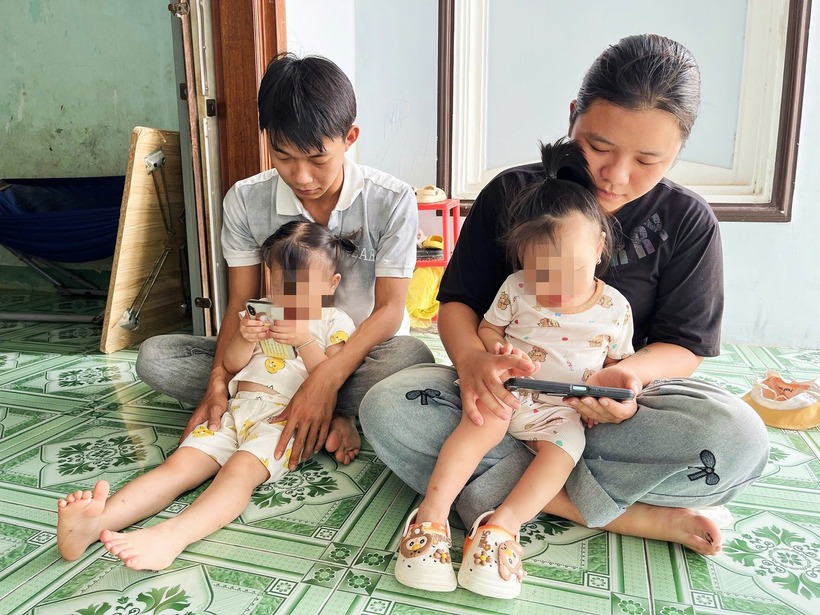 Vợ chồng Kiệt cùng 2 con nhỏ. (Ảnh: Tiền phong)