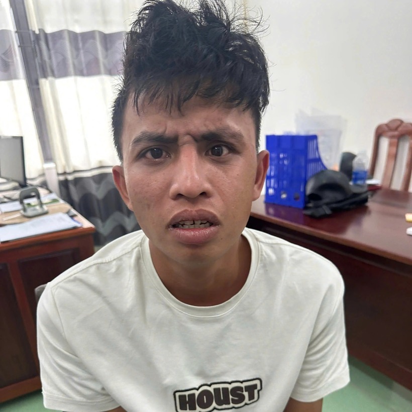 Đối tượng Trần Văn Tiên tại cơ quan công an. Ảnh: Dân Trí.