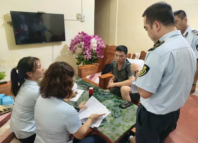 Đối tượng Hoàng Cao Khải làm việc với cơ quan chức năng. Ảnh: Lao Động.