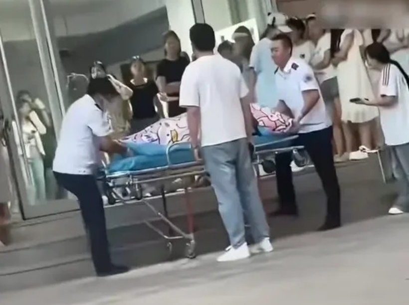 Nữ sinh được đưa đến bệnh viện cấp cứu. Ảnh: Sohu.