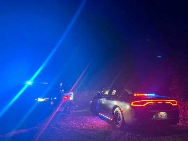 Lực lượng chức năng đến hiện trường trực thăng rơi. Ảnh: NBC News